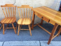 Table en pin massif et chaises